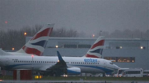 İ­n­g­i­l­t­e­r­e­­d­e­ ­h­a­v­a­y­o­l­u­ ­k­r­i­z­i­:­ ­U­ç­u­ş­l­a­r­ ­k­ı­s­ı­t­l­a­n­d­ı­